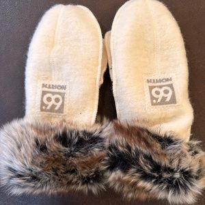 Women’s fur trimmed gloves